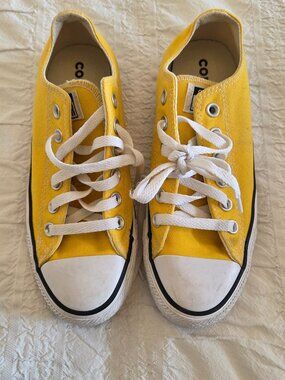 Converse Chuck Taylor low top sneakers yellow size 7